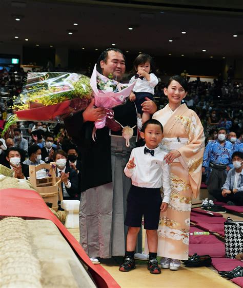 元大関琴奨菊の秀ノ山親方「泣きそうでした」引退相撲最後の一番は息子たちと 琴バウアーも披露 大相撲写真ニュース 日刊スポーツ