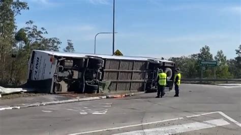 Al Menos Diez Muertos Y Once Heridos Tras Volcar Un Autobús Que