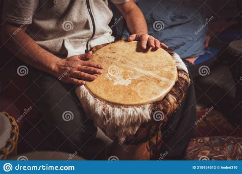 El Baterista Toca El Instrumento Musical De Percusión étnica Djembe Foto De Archivo Imagen De