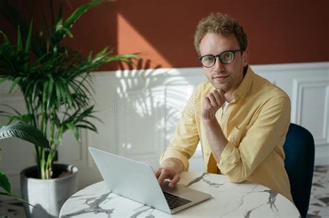 Programador De Computador Bonito Sentado No Local De Trabalho Redator