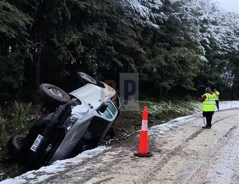 La primera gran nevada del año dejó un vuelco en la ruta camino a