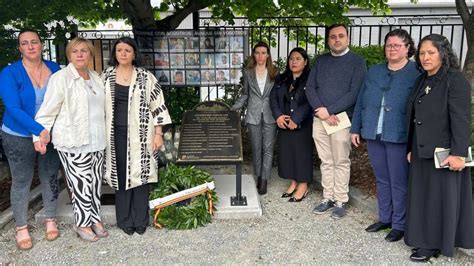 Villa de Pitanxo Una placa en memoria de las víctimas del naufragio