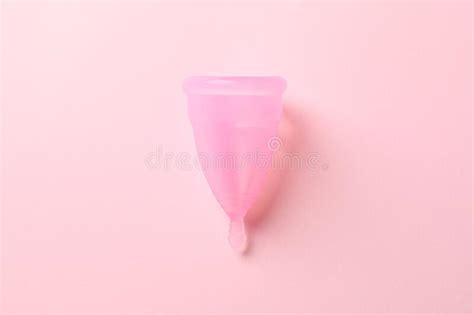 Copo Menstrual Cor De Rosa Isolado Sobre Fundo Branco Imagem De Stock