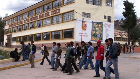 Cusco Estudiantes Toman La Universidad San Antonio Abad En Exigencia