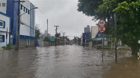 FOTOS Grande Volume De Chuva Deixa Ruas Alagadas E Causa Deslizamentos