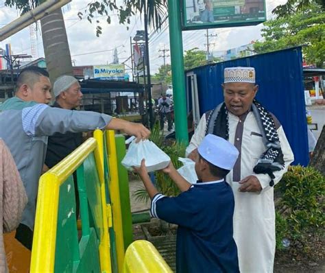 Mengetuk Pintu Langit Pegadaian Banjarmasin Bagikan 1 500 Nasi Kotak