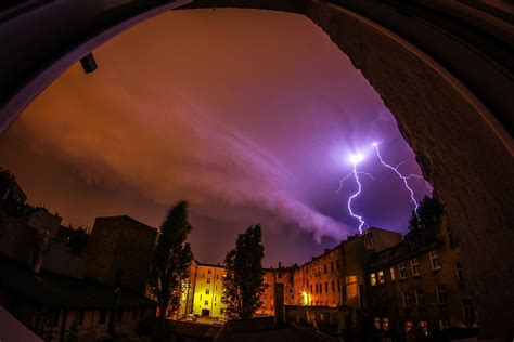 Pot Na Burza W Poznaniu Ulewa Spad A Na Miasto Zdj Cia Mapa Burz