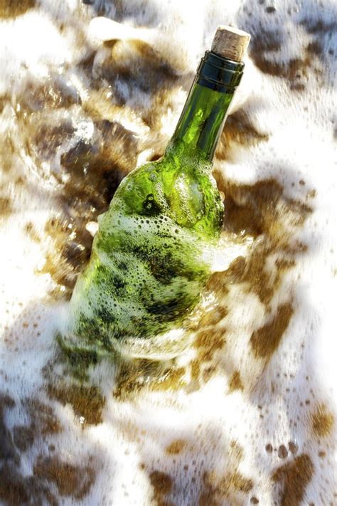 Messaggio In Una Bottiglia Di Vetro In Una Spiaggia Fotografia Stock