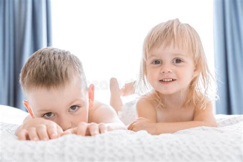 Retrato De Un Hermano Y Una Hermana En Una Cama Blanca Concepto De