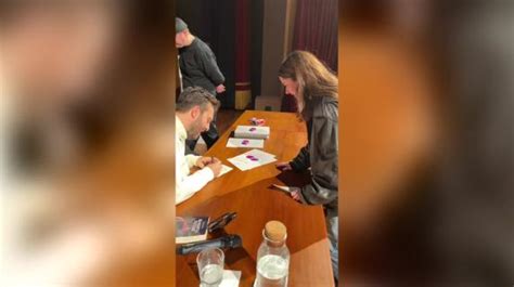 Cesare Cremonini Consola La Fan Lasciata Dal Fidanzato E Firma La Copia