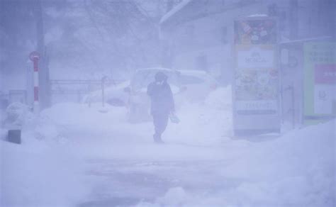 日本多地连降大雪 致约百人死伤部分积雪地区