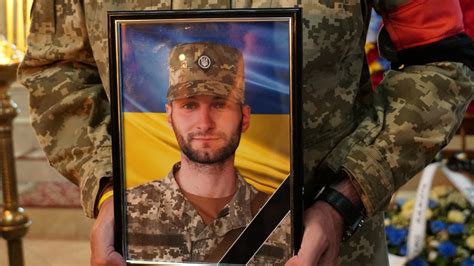 Мукачівці попрощалися з полеглим на війні командиром розвідроти 128 ї бригади Василем Бабичем