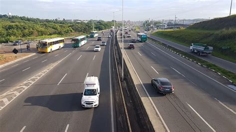 Cinco pessoas são baleadas durante assalto a ônibus na BR 324 em