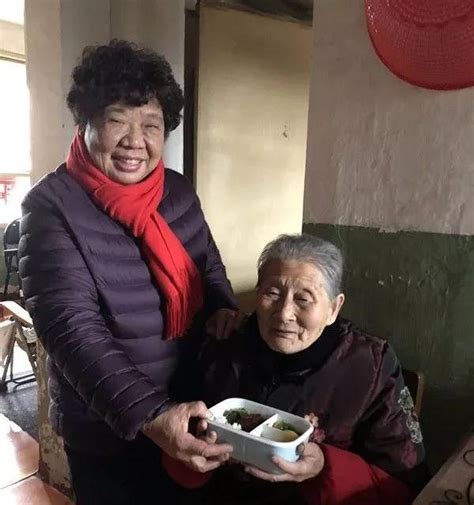 【暖心！】「你為我帶娃，我給你養老」梅漢霞每天給90歲鄰居送飯 每日頭條