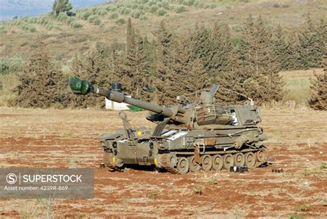 An M109 self-propelled howitzer of the Israel Defense Forces - SuperStock