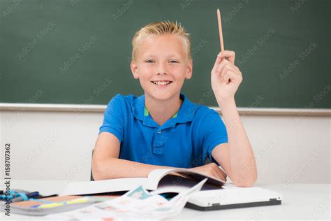 fleißiger schüler meldet sich im unterricht Stock Photo Adobe Stock