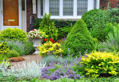 6 Front Yard Trends You're About to See Everywhere in 2025