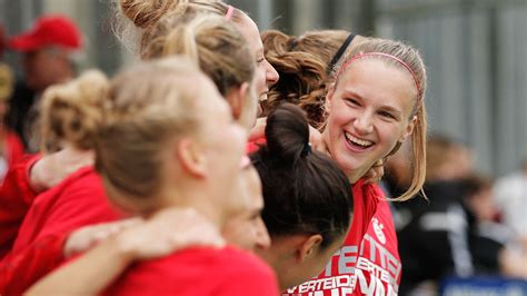 Video Bayern Munich Frauen Celebrate Back To Back Bundesliga Championships Bavarian Football