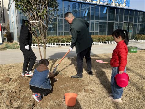 手植新绿 共赴春光——中建七局交通公司郑州金水区项目开展植树节活动社会企业观察网