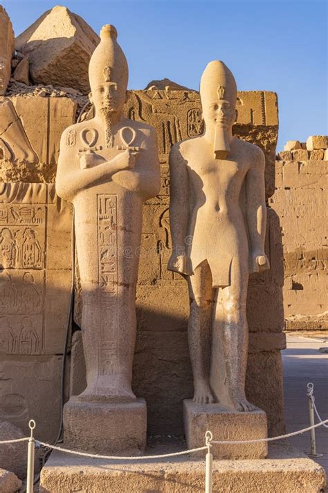 Estatuas De Faraones En El Complejo Del Templo De Karnak En Luxor Foto