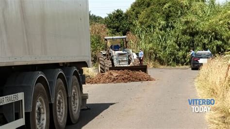 Camion Perde Il Carico Di Letame Sulla Castrense Al Bivio Con Piansano