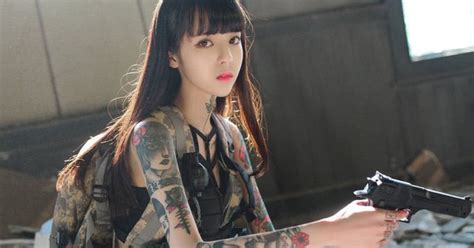 Cùng ngắm bộ ảnh của hot girl xăm trổ cosplay PUBG cực chất