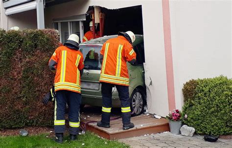 Endstation Wohnzimmer Autofahrerin Kracht Durch Hauswand GMX AT