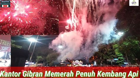 Kantor Gibran Bak Lautan Manusia Langit Balai Kota Berubah Merah Penuh