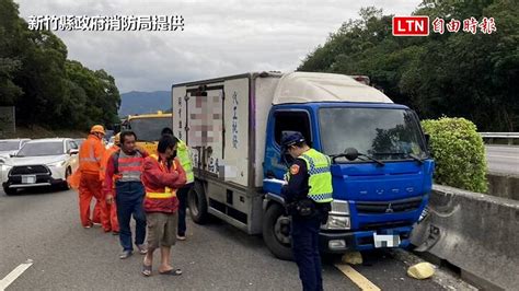 男開貨車國道3號撞護欄 命危送醫搶救（新竹縣政府消防局國道警方提供）─影片 Dailymotion