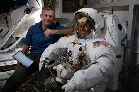 Astronauts lost a tool bag in space: video