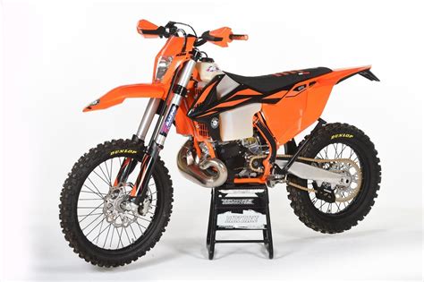 KTM 200 XC-W 2020 STYLE: TWO-STROKE TUESDAY - Dirt Bike Magazine