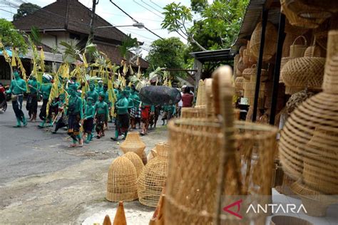 Uniknya Ritual Ngerebeg Di Bali ANTARA News