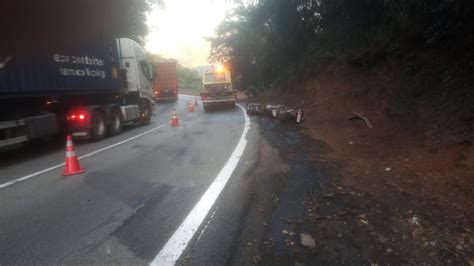 Acidente Entre Carreta E Carro Causa Queda De Carga Perigosa Na