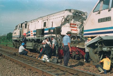 TABRAKAN KERETA API PARAHYANGAN ANTARA Foto