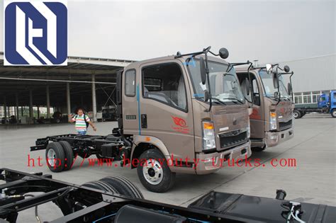 SINO Truck HOWO 4 x 2 Light Duty Commercial Trucks 102HP LHD Driving ...