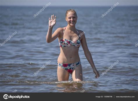 Fondo Saliendo De Bikini Chica Rubia En Bikini Saliendo De La Agua