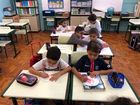 Escola Andre Dreyfus: 2º ano D- Aula sobre horas com confecção de Relógio