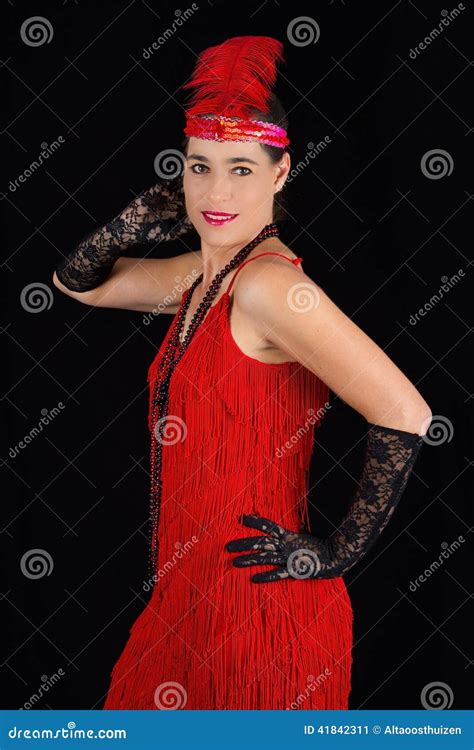 Jong Mooi Brunette In Van De De Stijlkledij Van 1920 De Rode Kleding En Een Fe Stock Afbeelding