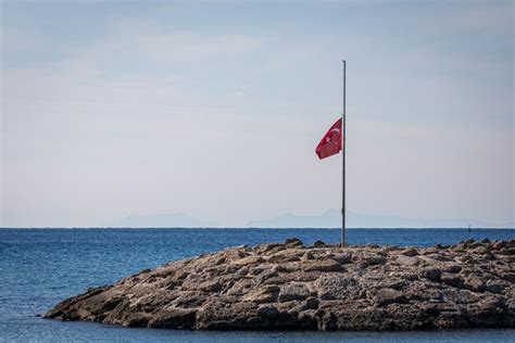 Antalya turquía 09 de febrero de 2023 cierre de la bandera turca a