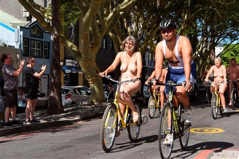 Ciclistas Desnudos Salen A La Calle Sin Nada Para El World Naked Bike