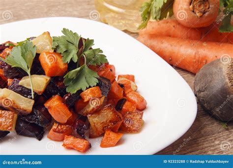 A Salada Cozeu Beterrabas Cenouras Frescas E Batatas Foto De Stock