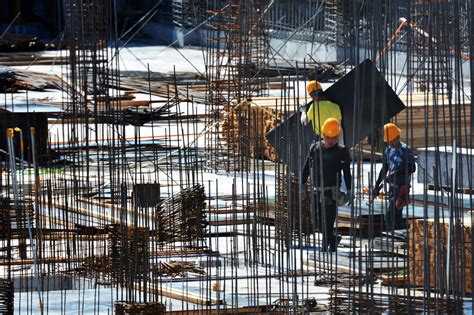 建筑工地上忙碌的建筑工人，原创摄影建筑工人建筑工地摄影新浪新闻