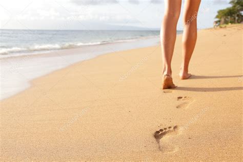 Viaje A La Playa Mujer Caminando En La Playa De Arena Primer Plano