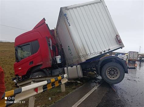 Tras Choque De Camiones Auxilian A Chofer Que Qued Atrapado Entre Los