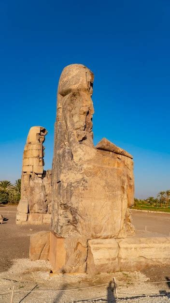 Los Colosos De Memnon Dos Enormes Estatuas De Piedra Del Fara N