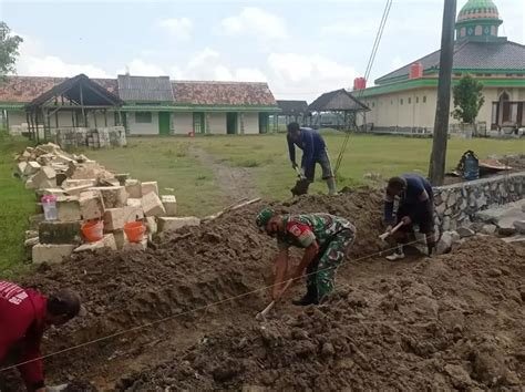 Dukung Pembangunan Di Desa Binaan Babinsa Bantu Warga Gotong Royong