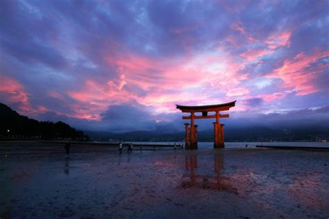 世界遺産厳島神社、日没後の一瞬の奇跡のような光景｜newsポストセブン