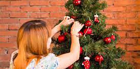 Comment Disposer Les Guirlandes Sur Un Sapin De No L Juste Une