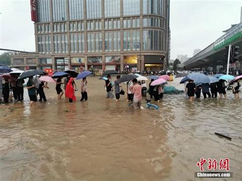 郑州暴雨已致12人遇难！洪涝灾害严重！山东多地消防、救援队连夜驰援河南！ 国内新闻 大众网