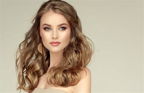 Jovens Modelo Bonito De Cabelo Louro O Cabelo Longo Bem Preparado